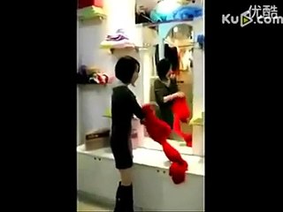 özellikle kadınlar izlesin , bez parçasıyla elbise yapıyor