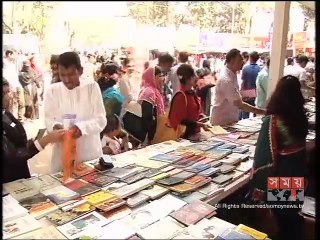 ছুটির দিনে মেলায় বই প্রেমীদের ভিড়