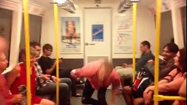 Faire danser des gens dans le tramway : bonne ambiance!