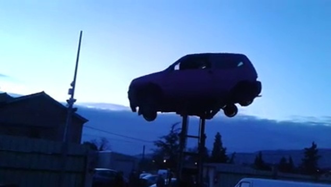 Une cascade bien dangereuse avec un chariot élévateur et une vieille voiture