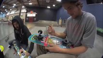 Des skaters pros testent des skateboards de supermarché dans un Walmart