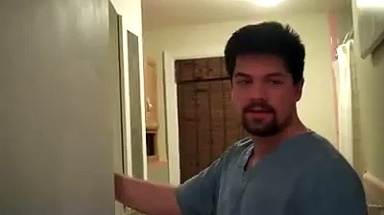 Plus mauvais bricoleur du monde : il allume la lumière avec son sèche-cheveux!