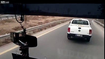 Aracını Sıkıştıran Otobüs Şoförüne Dersini Veren...
