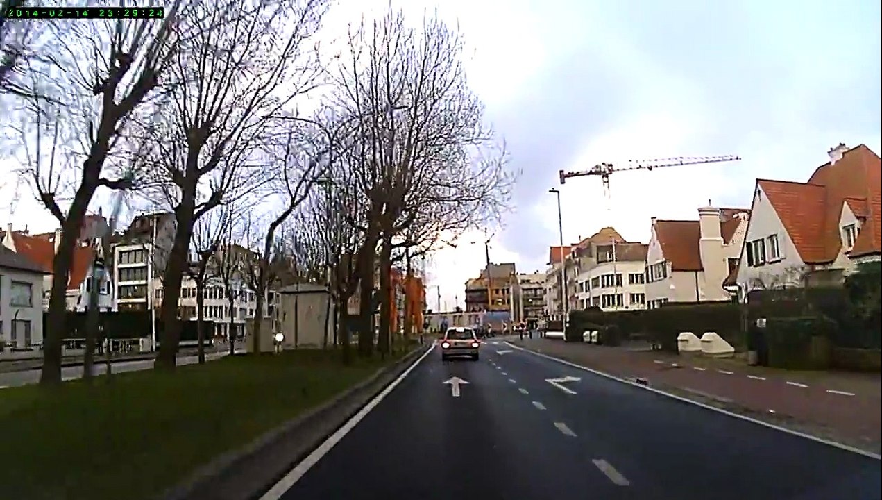 Des barres de fer tombent sur la route avant le passage d'une voiture