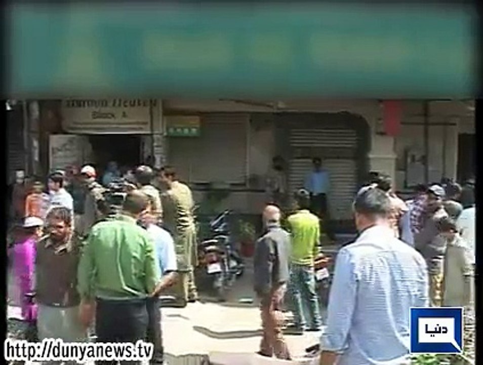 Dunya News-A Dacoit Got Into A Bank In Karachi With A Grenade In Hand, Looted Money And Escaped