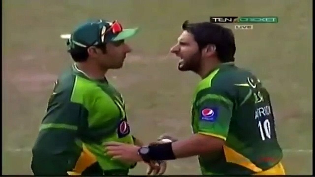 Pakistani Crickter Fight with eachother Shahid Afridi Angry With Misbah