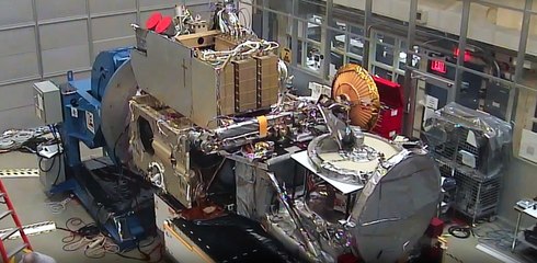 Une minute pour construire un satellite en time-lapse