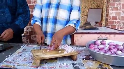 Cet indien coupe des oignons plus vite q'un mixeur!