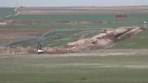 Nusaybin'de Suriye Sınırına Hendek Kazılıyor