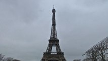 Deux éoliennes installées sur la tour Eiffel