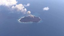 L'île volcanique apparue au sud de Tokyo continue de grossir