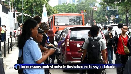 Indonesia: anti-Abbott protest at Australian embassy