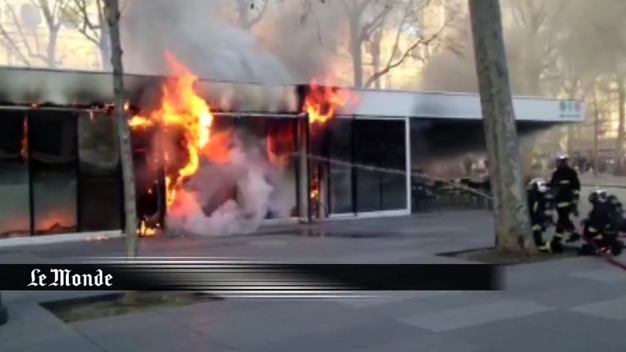 Le Café Monde et Médias en feu place de la République