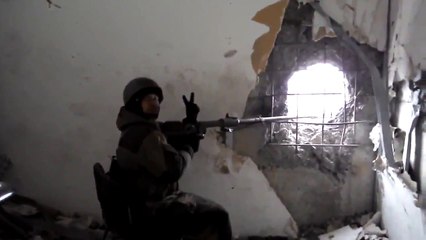 Ополченец с противотанкового ружья ПТРД стреляет по танкам ВСУ