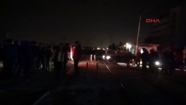 Adana Hemzemin Geçitte Yolcu Treni Kamyonete Çarptı 3 Yaralı