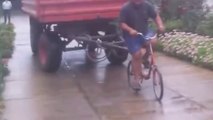Tirer une énorme remorque avec un vélo