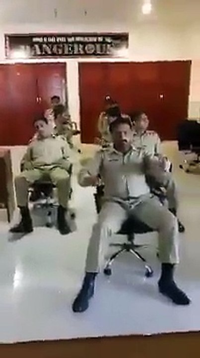 آپ نے پاک آرمی کو ہمیشہ لڑٹے دیکها ہے آج ان کا شغل بهی دیکھیں