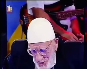 Mixhoku duke e kenduar himnin