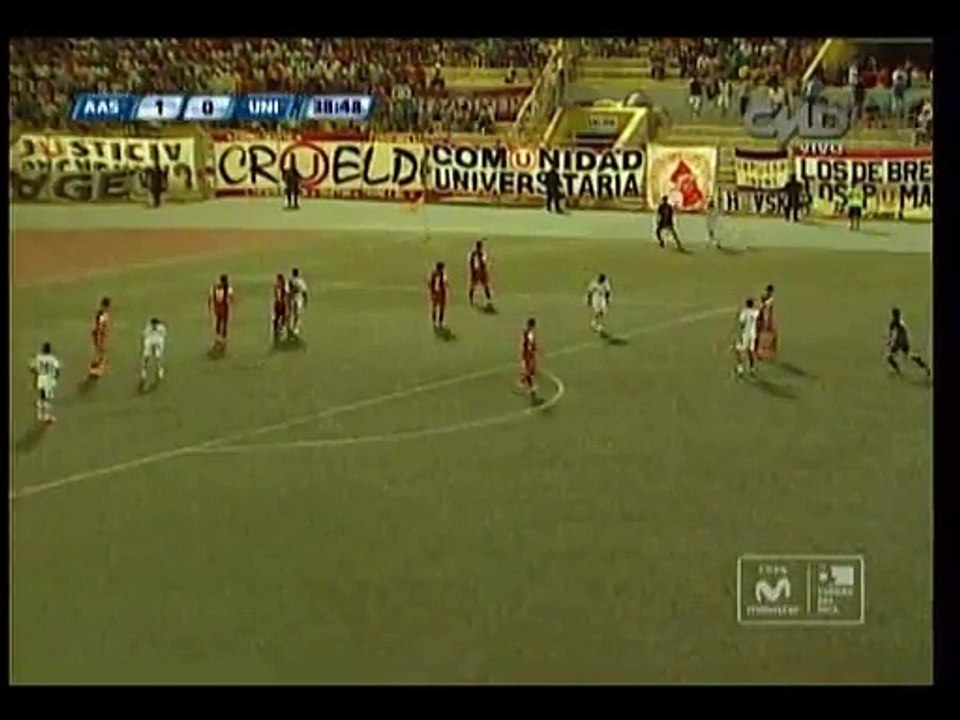 Universitario de Deportes: rechazo de Antonio Gonzales casi acaba en autogol (VIDEO)
