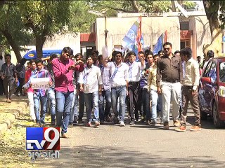 Tải video: Ahmedabad: NSUI gives one-day ultimatum over electoral malpractice - Tv9 Gujarati