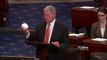Un sénateur américain lance une boule de neige en plein discours...