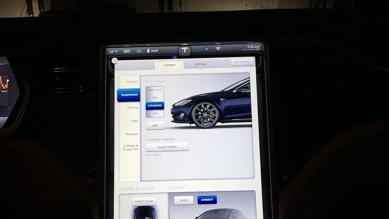 Tesla model S en mode 007 - menu caché pour passer la voiture en mode agent secret!