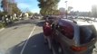 Road rage violent : Un chauffard s'énerve contre un cycliste alors qu'il est en tord!