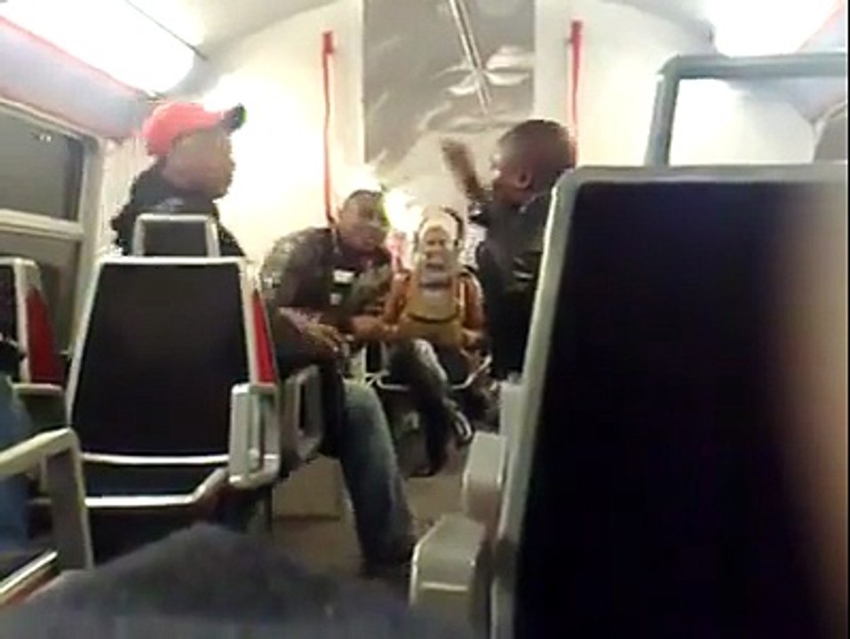 Caméra cachée : Une femme se décharge sur un mec qui a pété dans le metro. «Il faut mettre frein dans ton derrière ». Lol ! Regardez