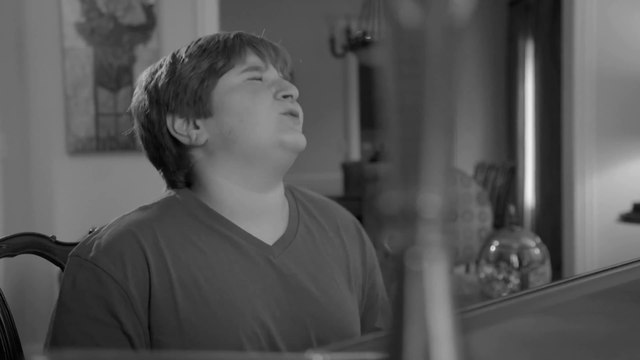 Il chante sur le les plus gros tubes du moment pour l'invitation à sa Bar Mitzvah et c'est MOCHE!