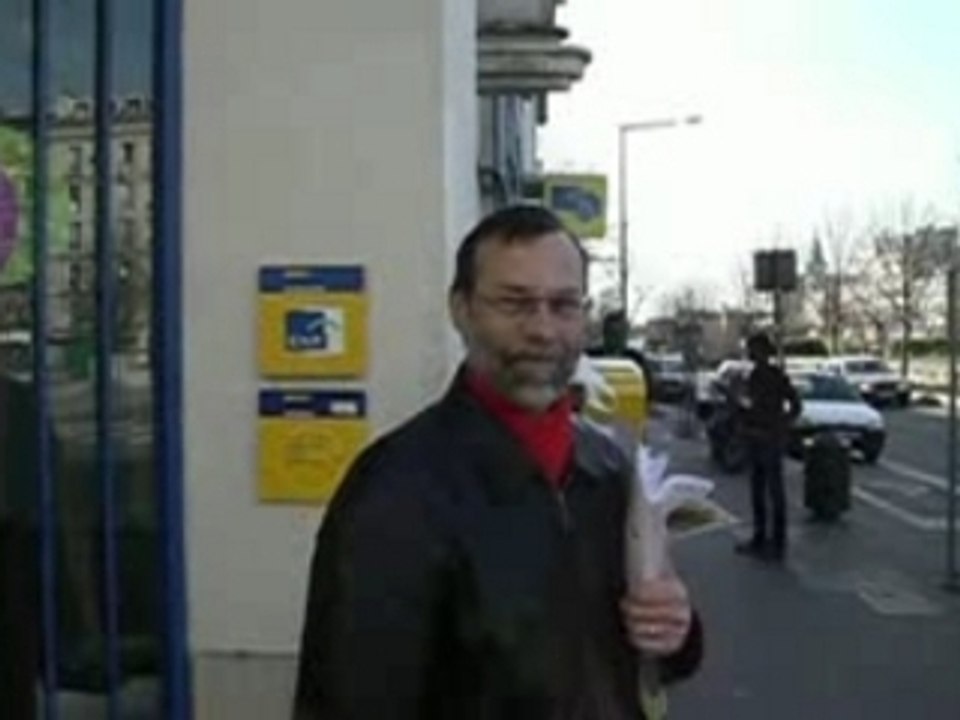 DISTRIBUTION DEVANT LA POSTE