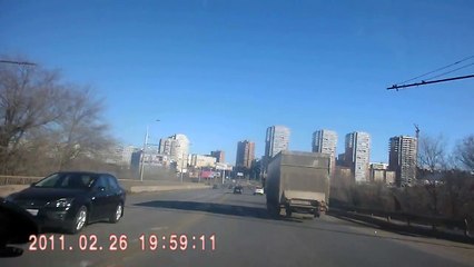 下载视频: После столкновения вылетел на встречку - ДТП в Ростове на Дону 24.02.2015