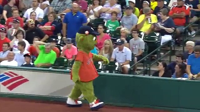 Battle de danse entre une mascotte et un agent de sécurité