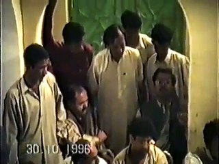 Watch Imran Khan Sitting Like A Common Man with Other People, A Rare Video of 1996