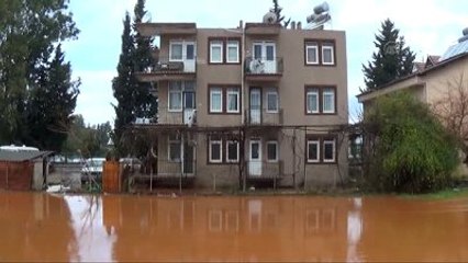 Şiddetli Yağış Nedeniyle Bazı Ev ve İşyerlerini Su Bastı