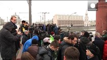 Nemtsov: fiori e bigliettini nel luogo in cui è stato ucciso, la commozione dei moscoviti