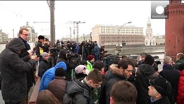 Nemtsov: fiori e bigliettini nel luogo in cui è stato ucciso, la commozione dei moscoviti