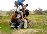 کتنے آدمی تھے - how many men on motor cycle -