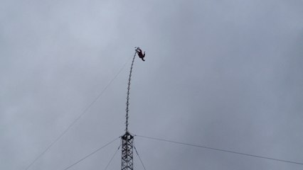 Manuela Bauer réalise des figures à 54 mètres de hauteur