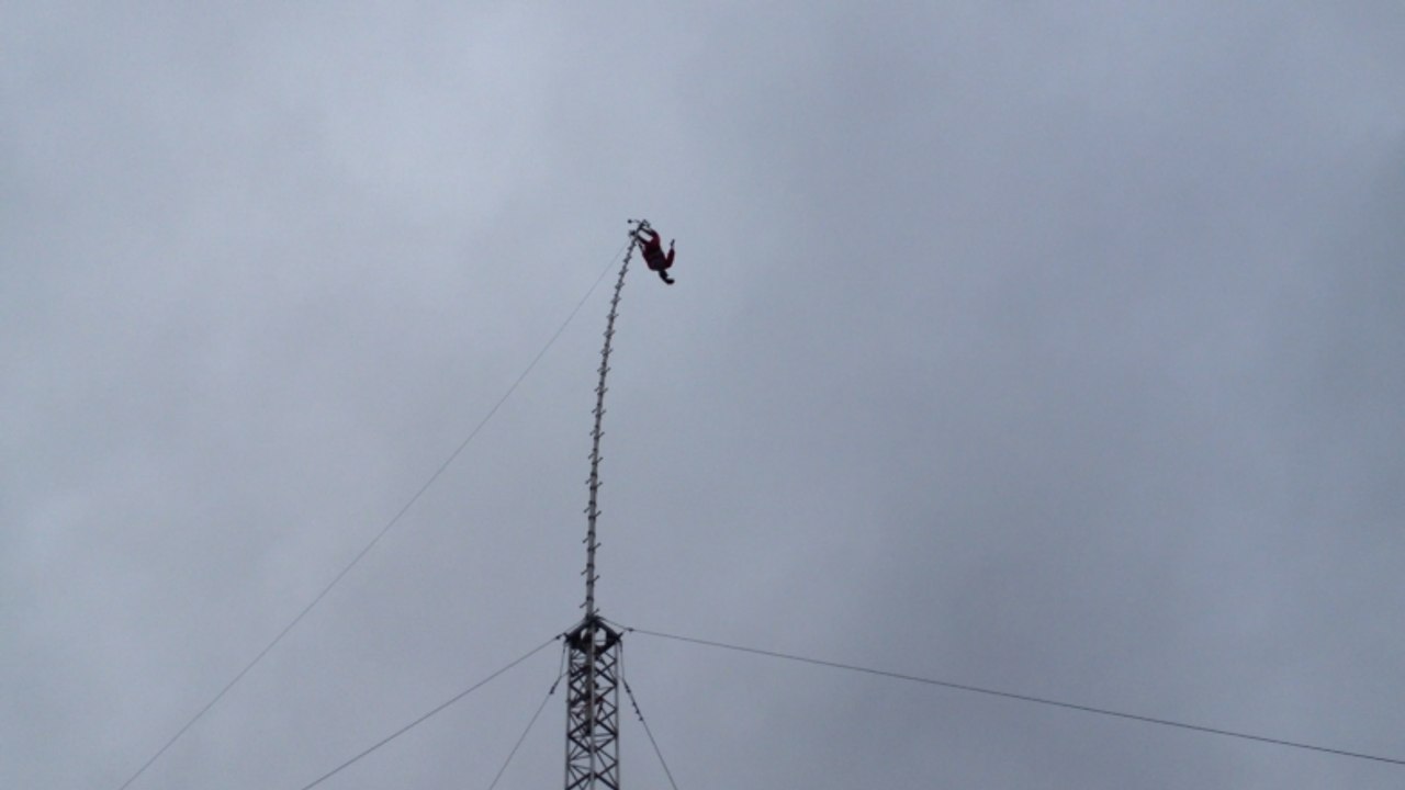 Manuela Bauer réalise des figures à 54 mètres de hauteur