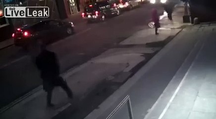 Telefonuna Bakarak Yürürken Başına Bu Geldi