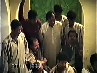 Watch Imran Khan Sitting Like A Common Man with Other People, A Rare Video of 1996