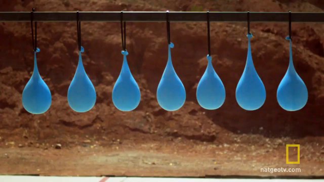 Combien faut-il de ballons remplis d'eau pour stopper une balle de pistolet ?