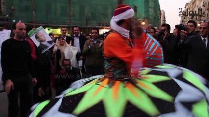 على أنغام تسلم الأيادي.. عرض تنورة في ميدان طلعت حرب