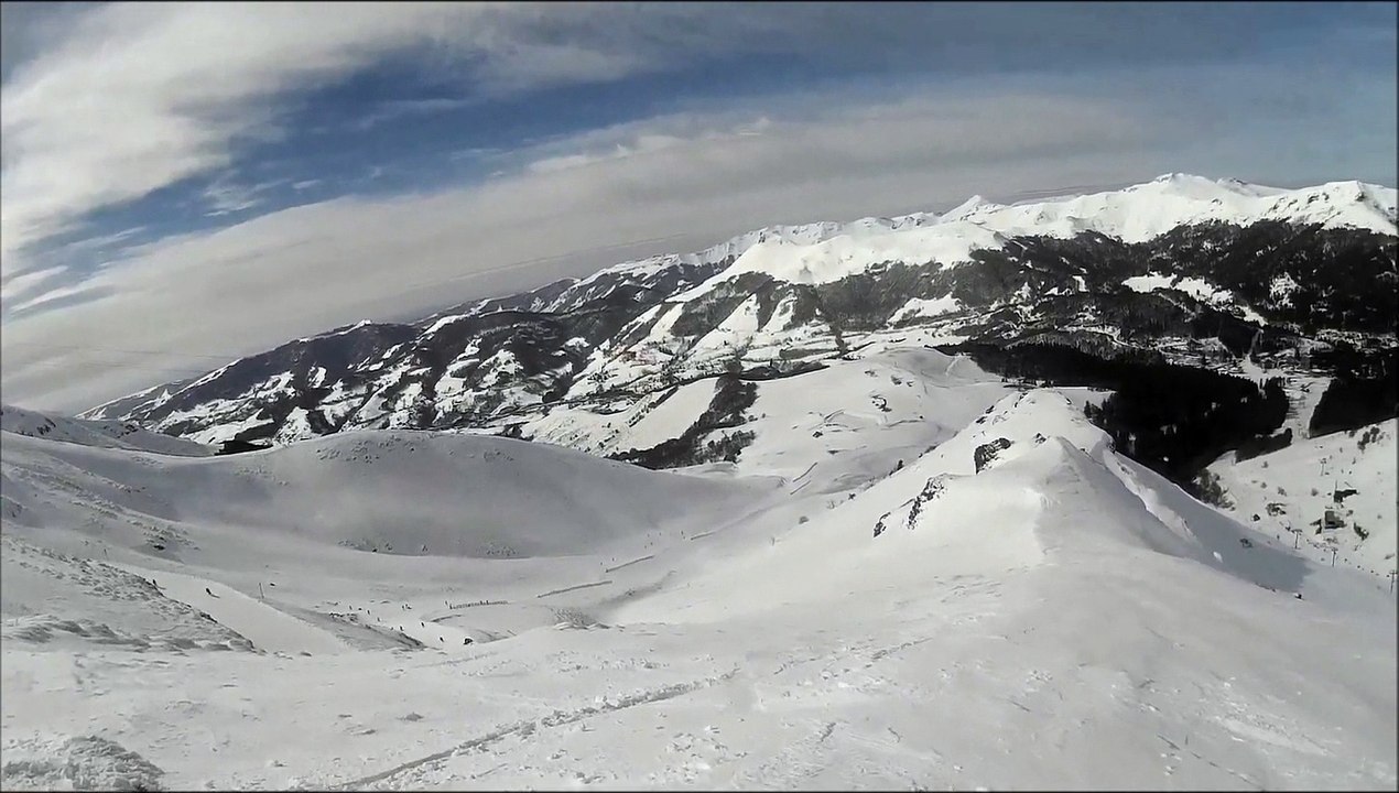 Hors piste à travers une barre rocheuse au Lioran