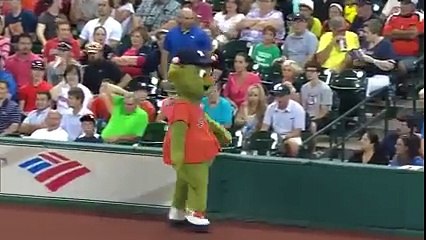 Takım Maskotu ve Güvenlik Görevlisinin Dans Kapışması