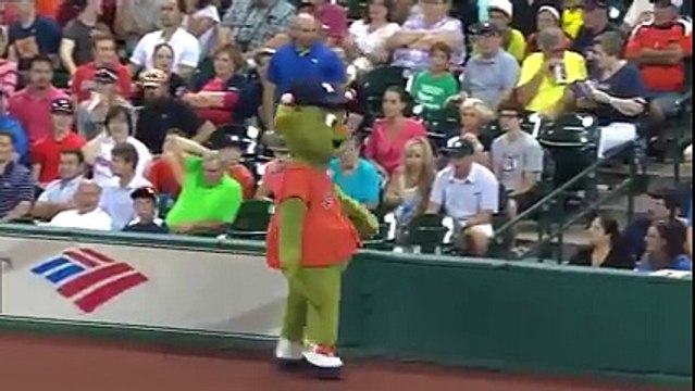 Takım Maskotu ve Güvenlik Görevlisinin Dans Kapışması