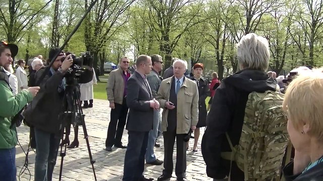 Мамыкин и Рубикс 9 мая 2014 у памятника Победе в Риге