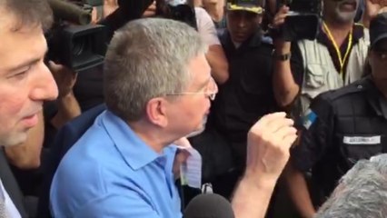 Sob gritos de 'assassino', presidente do COI é alvo de protestos