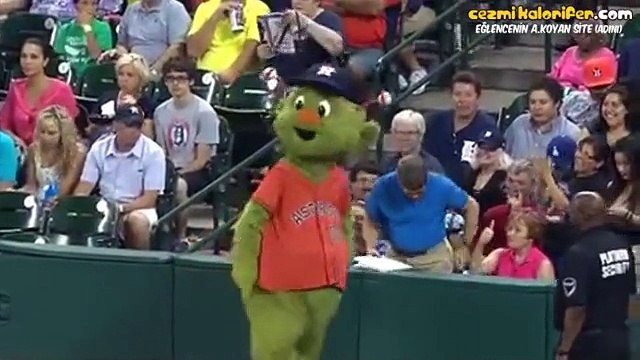 Takım Maskotu ve Güvenlik Görevlisinin Dans Kapışması