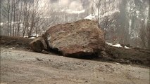 Route bloquée en montagne: comment de si gros rochers peuvent se détacher?